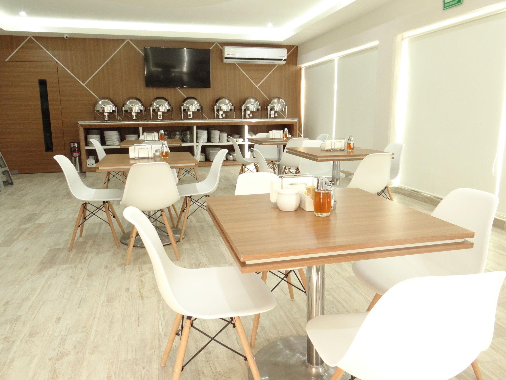 Hotel Soleil Business Class Leon Bagian luar foto