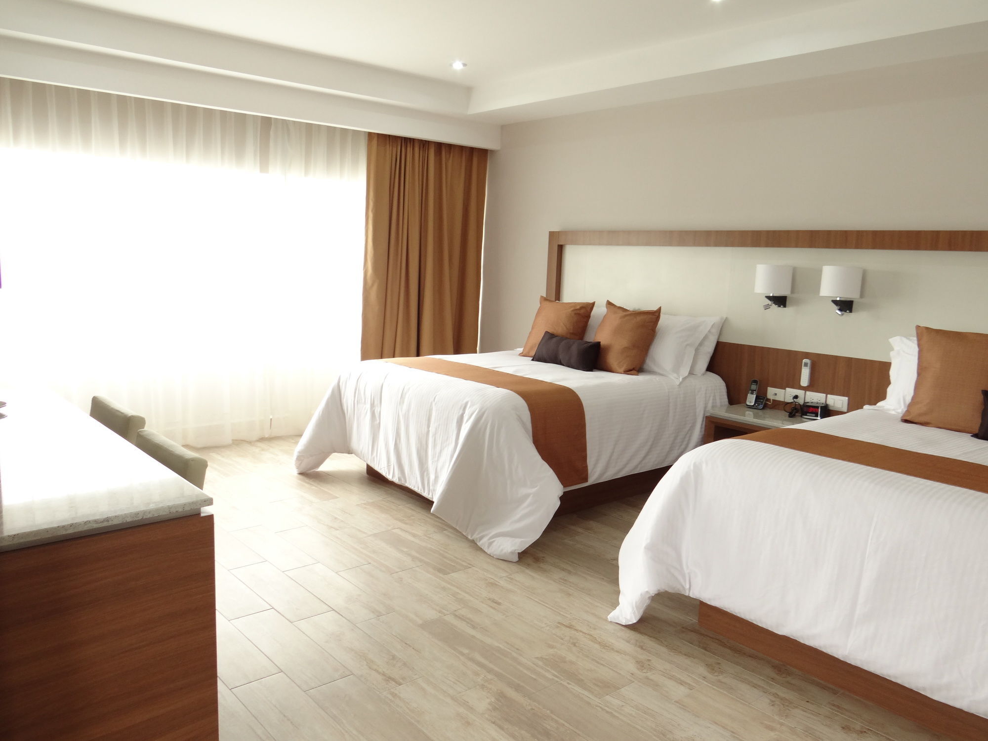 Hotel Soleil Business Class Leon Bagian luar foto